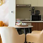 Keyrock Living - Luxury 1Br With Lake View At Reva