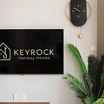 Keyrock Living - Luxury 1Br With Lake View At Reva