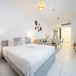 Chic Waterfront Studio In Palm Views West