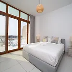 Chic Waterfront Studio In Palm Views West