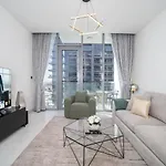 Luxury Lagoon-Side Living 1-Bed In District One