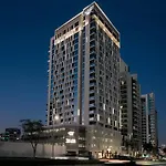 Fam Living Modern Stay In Canal Bay Scenic Views Near Dubai Hotspots