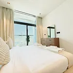 Vserve - 1 Bedroom Escape With City Views & Canal Vibes