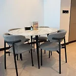 Vserve - 1 Bedroom Escape With City Views & Canal Vibes