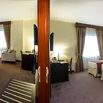 Landmark Summit Hotel