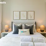 Higuests - Wake Up To Burj Khalifa Views In Stunning 2 Br