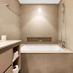Spacious, Modern Chic 2 Bdr Apartment In Prime Downtown Location