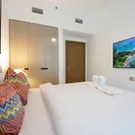Urban Oasis 2Br Retreat In Dubai With Pool View