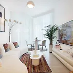 Urban Oasis 2Br Retreat In Dubai With Pool View