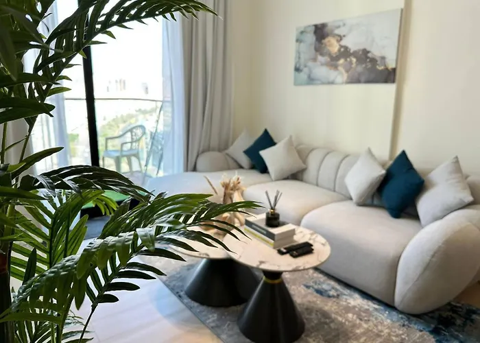 Fully Furnished 1 Bedroom Apartment With Balcony