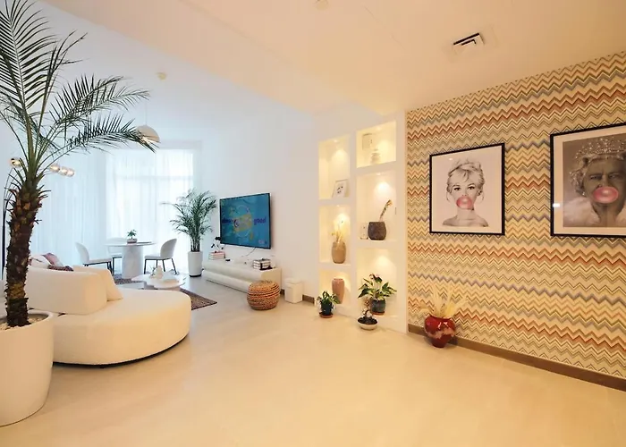 Urban Oasis 2Br Retreat In Dubai With Pool View