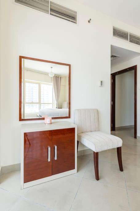 Bright And Spacious 2 Bedrooms With Views In Jlt Near Marina And Jbr Apartment