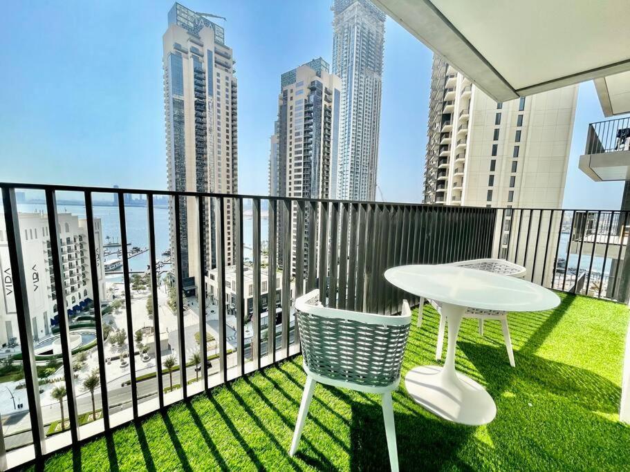 Elegant & Chic 2bedroom Balcony Creek Waterfront *
