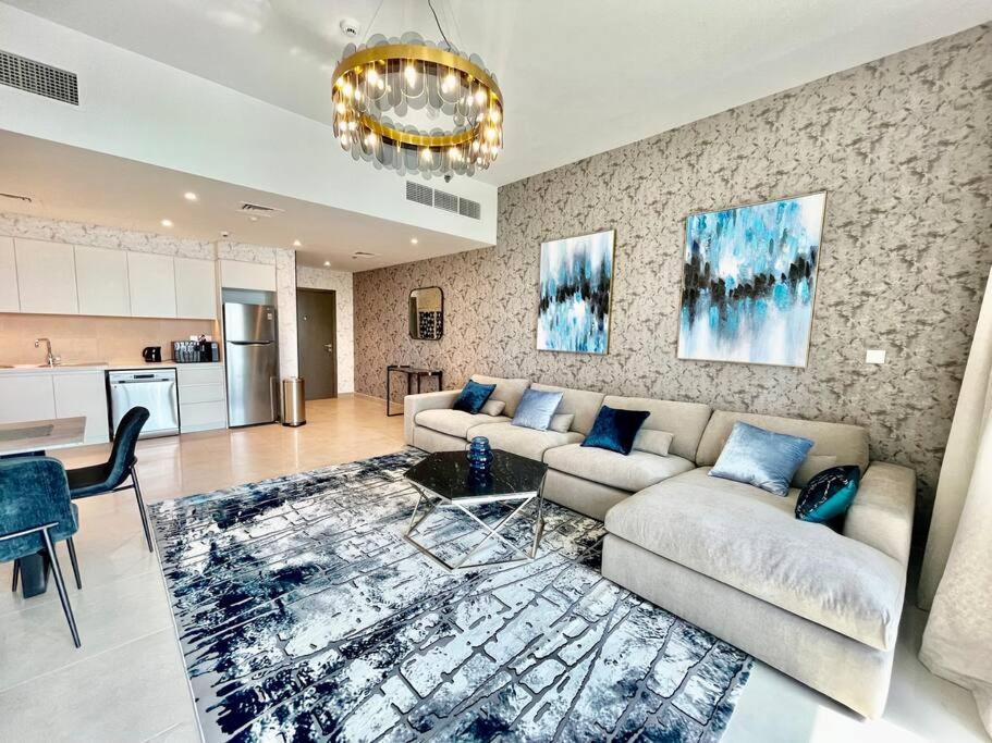 Elegant & Chic 2bedroom Balcony Creek Waterfront Apartment