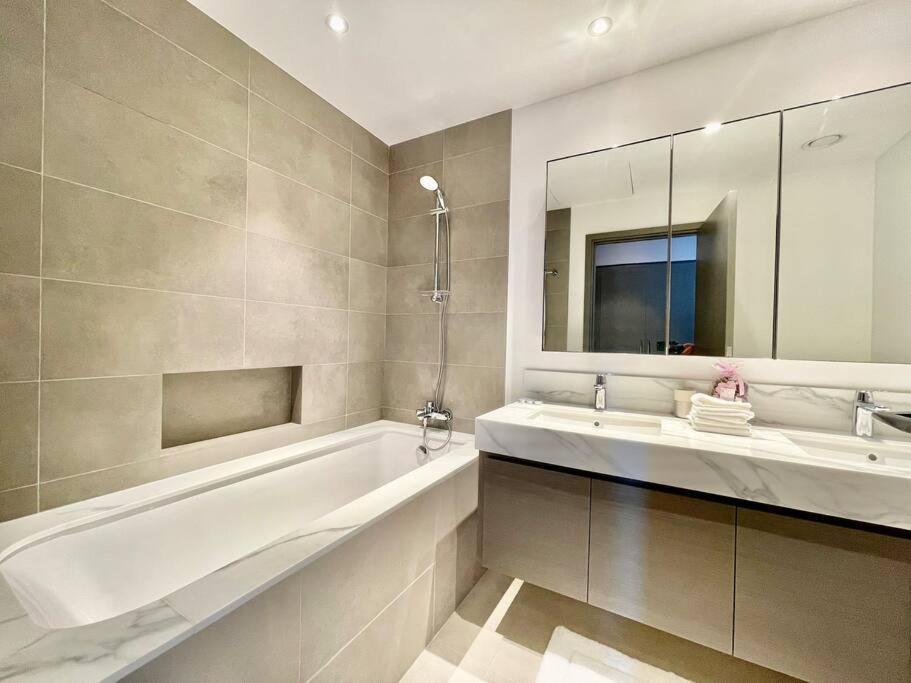 Apartment Elegant & Chic 2bedroom Balcony Creek Waterfront Dubai