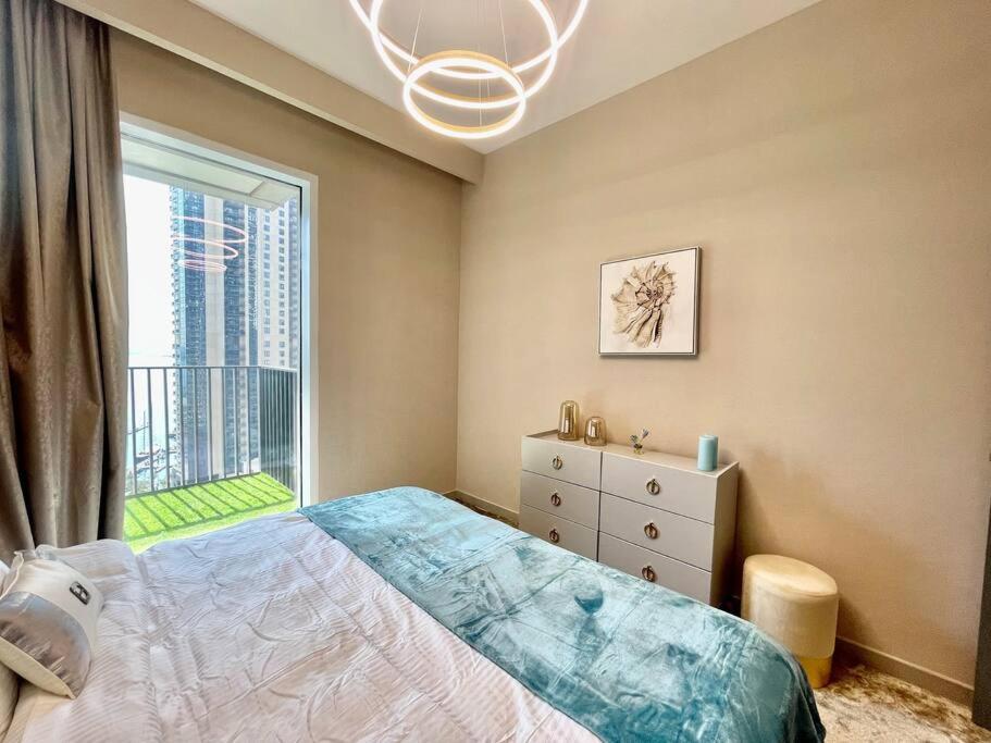 Elegant & Chic 2bedroom Balcony Creek Waterfront Apartment