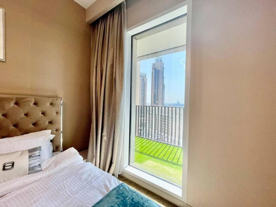 Elegant & Chic 2bedroom Balcony Creek Waterfront Dubai