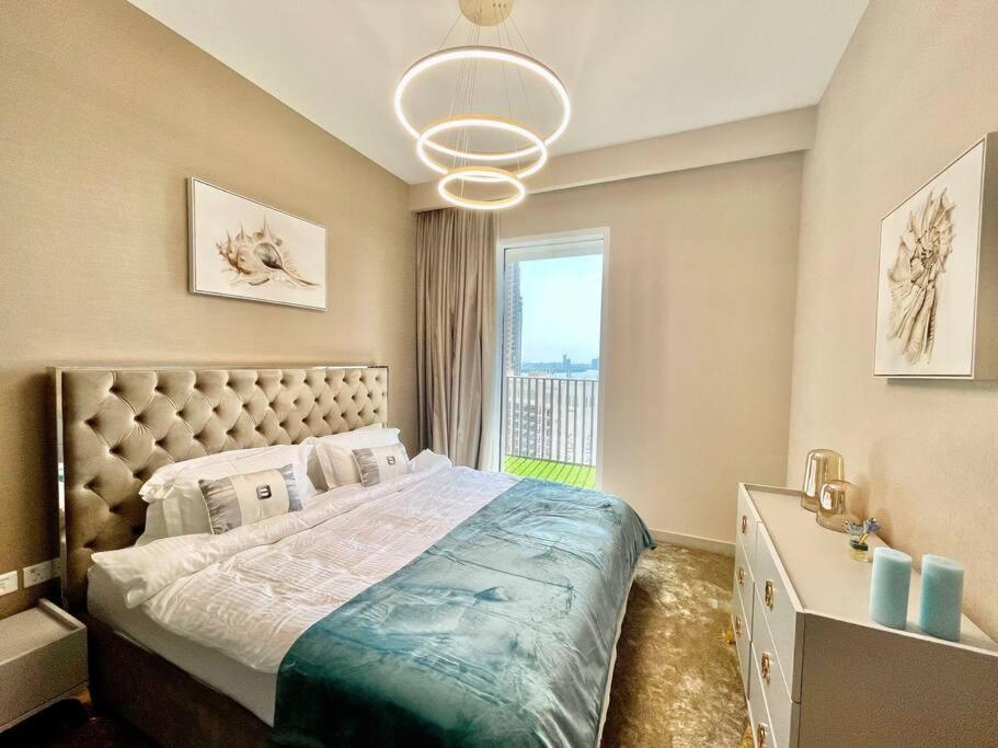 Elegant & Chic 2bedroom Balcony Creek Waterfront Apartment