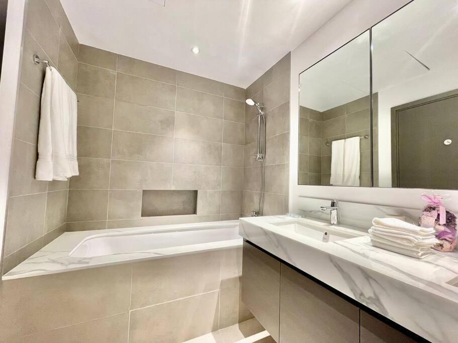 Elegant & Chic 2bedroom Balcony Creek Waterfront * Dubai