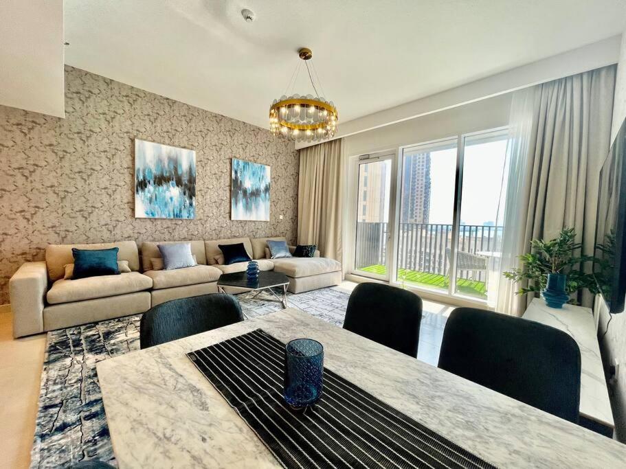 Elegant & Chic 2bedroom Balcony Creek Waterfront Apartment