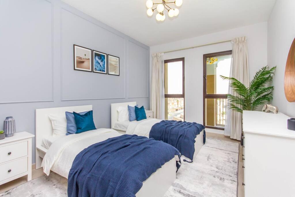 Apartment Madinat Jumeirah: Upscale Luxury Near Burj Al Arab With Stunning Pool Views *