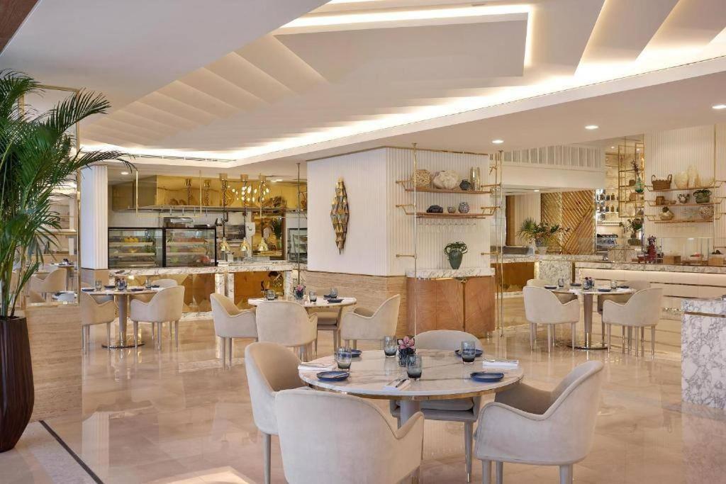Ultra Lux Sea View With St Regis Amenities
