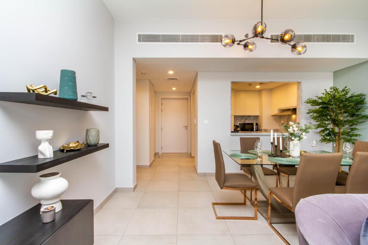 Apartment Madinat Jumeirah: Upscale Luxury Near Burj Al Arab With Stunning Pool Views Dubai