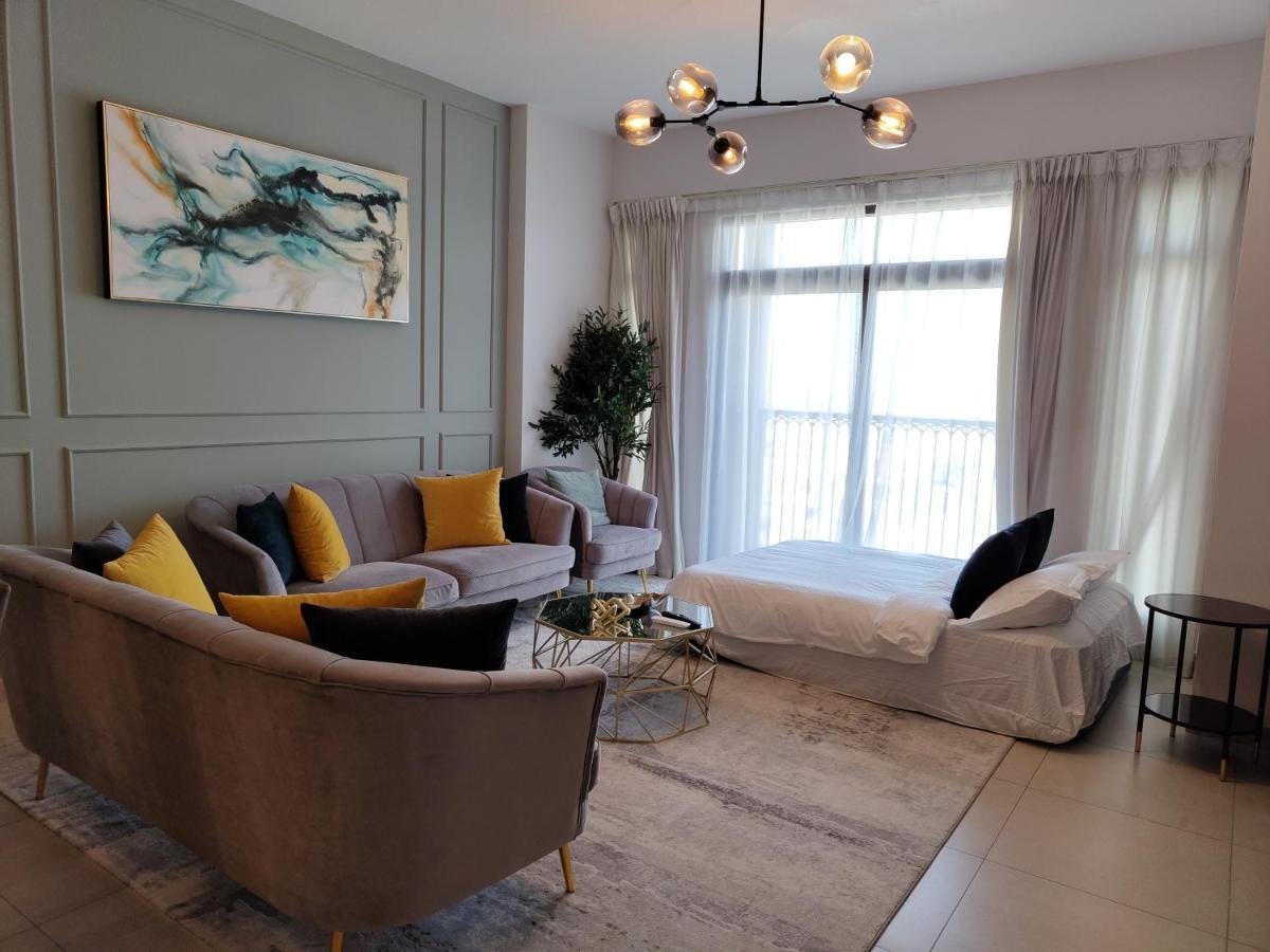Apartment Madinat Jumeirah: Upscale Luxury Near Burj Al Arab With Stunning Pool Views *