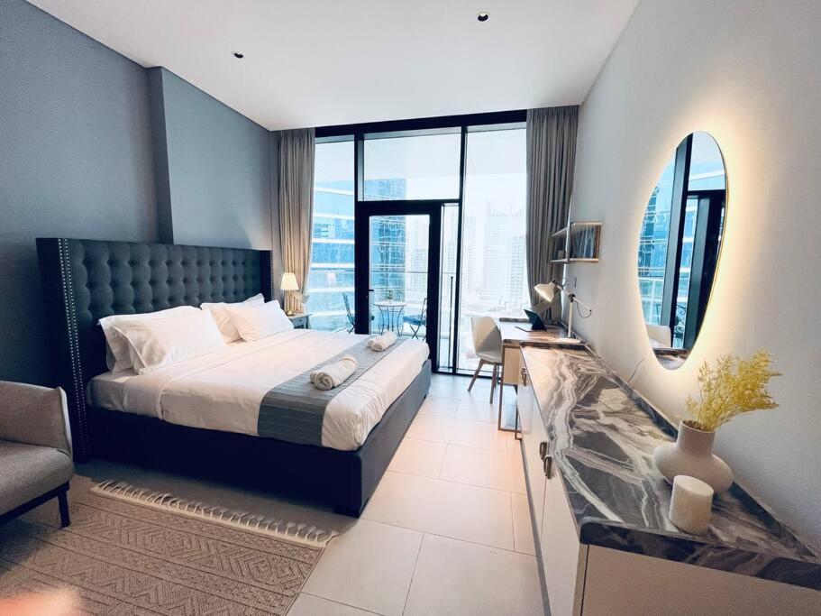 Luxurious Near Downtown With Canal View Apartment