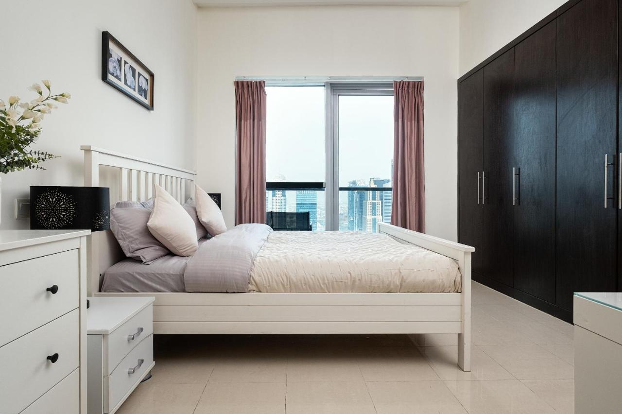 Stunning Marina View 1 Bedroom Apartment *