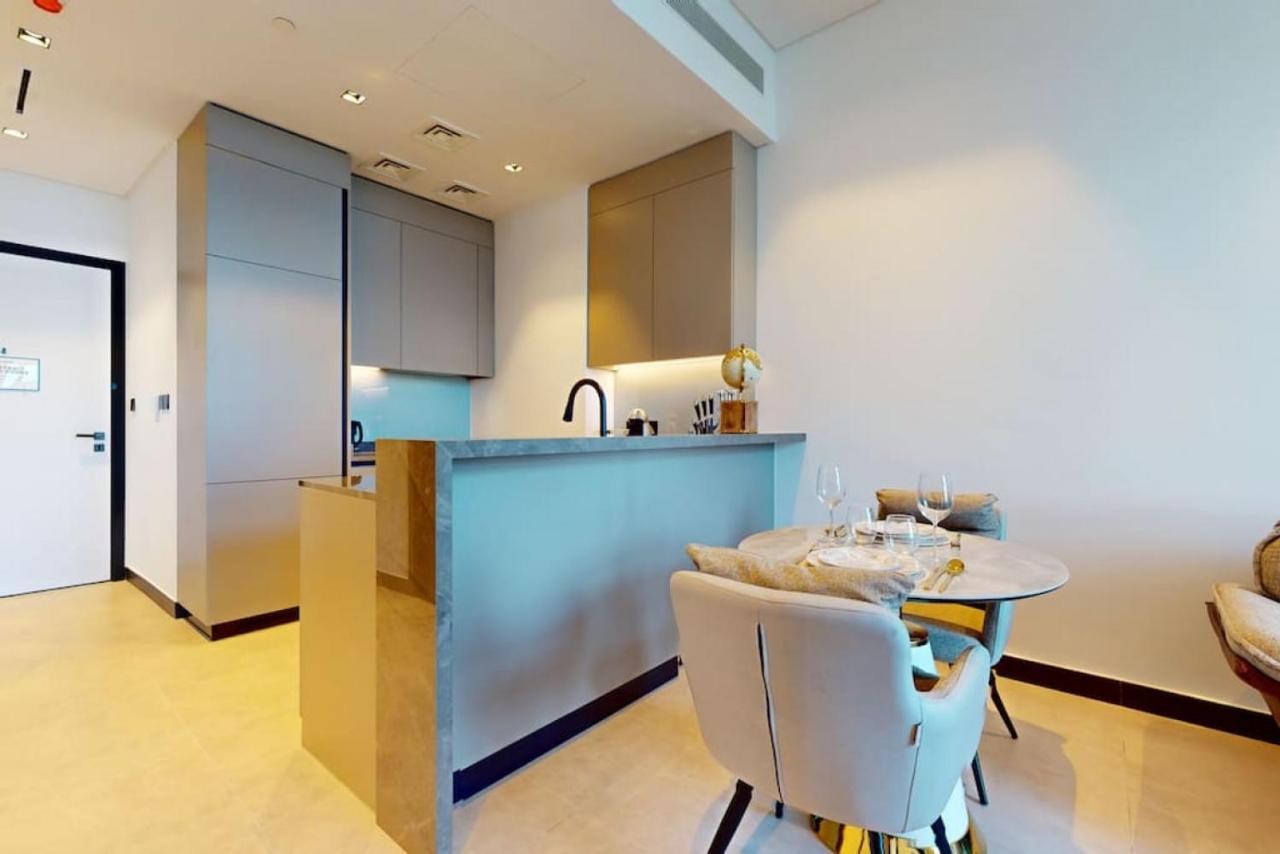 15 Northside Tower 2 - Spacious One Bedroom *