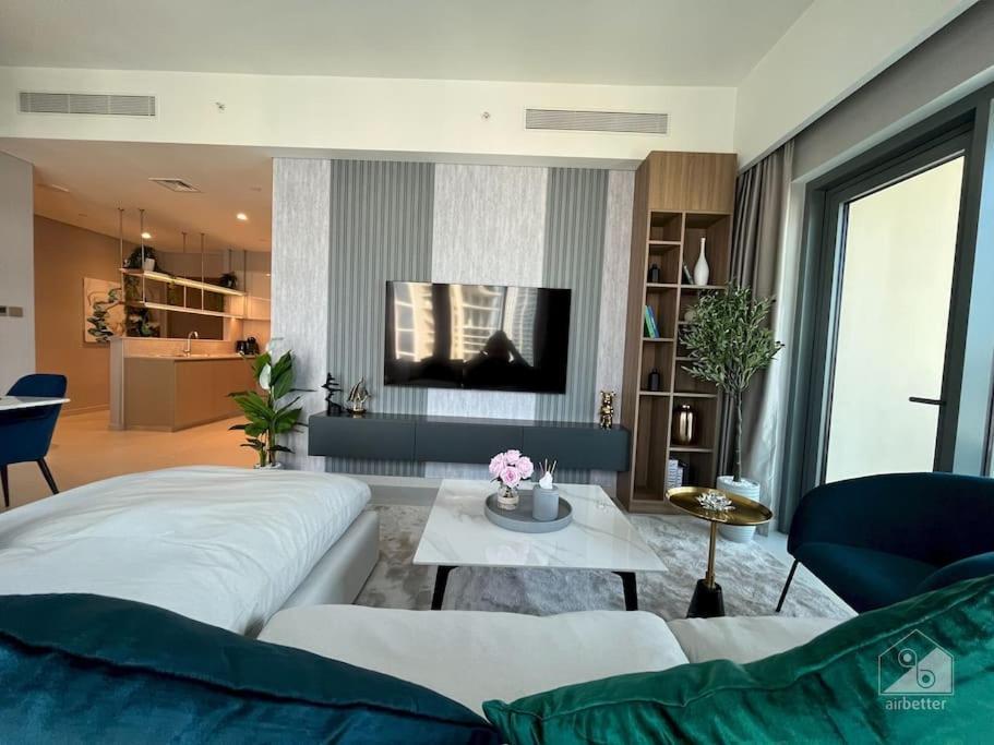 Luxury 3bedroom With Balcony In Downtown Apartment