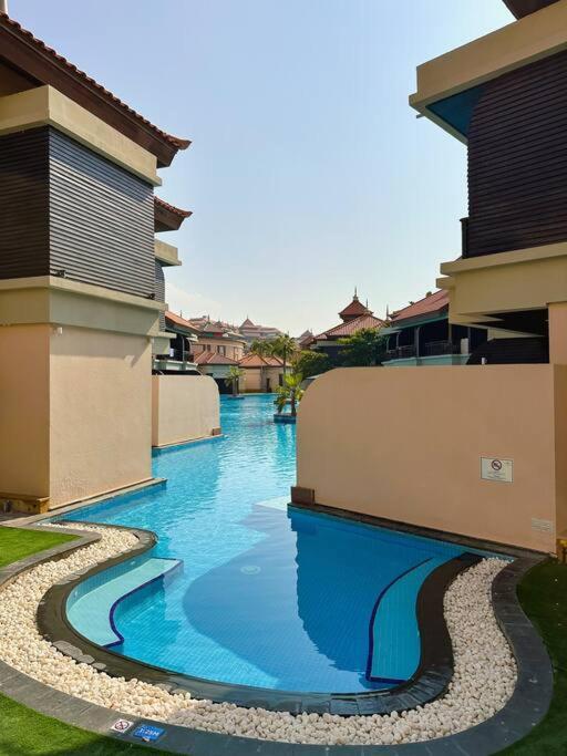 Family Friendly At Palm Apartment