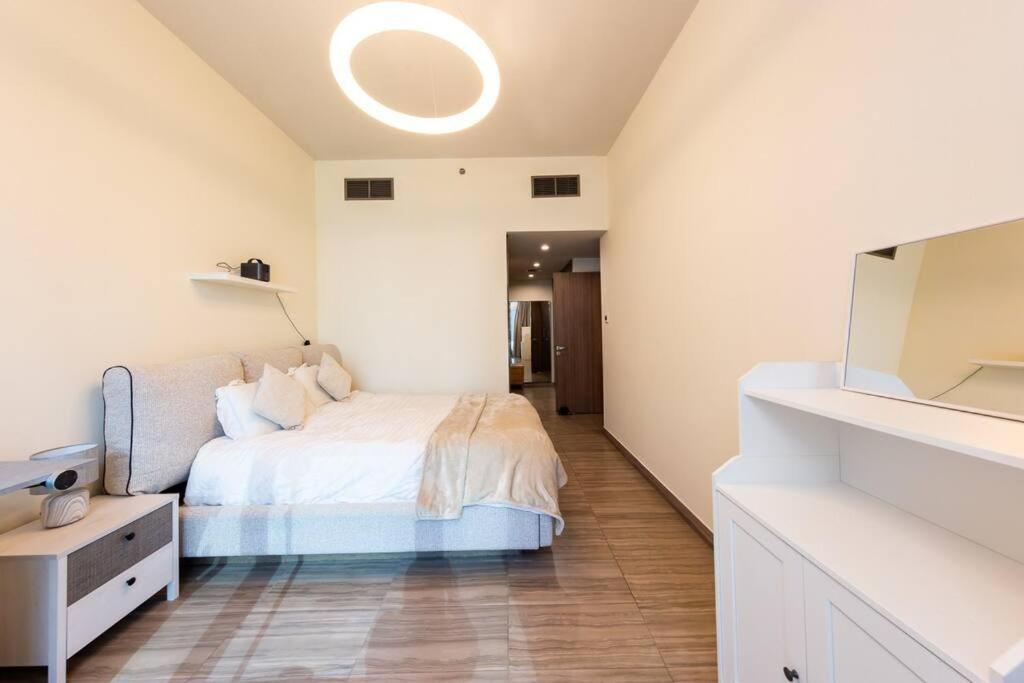 Apartment Cozy 1br With Lake View Near Metro Dubai