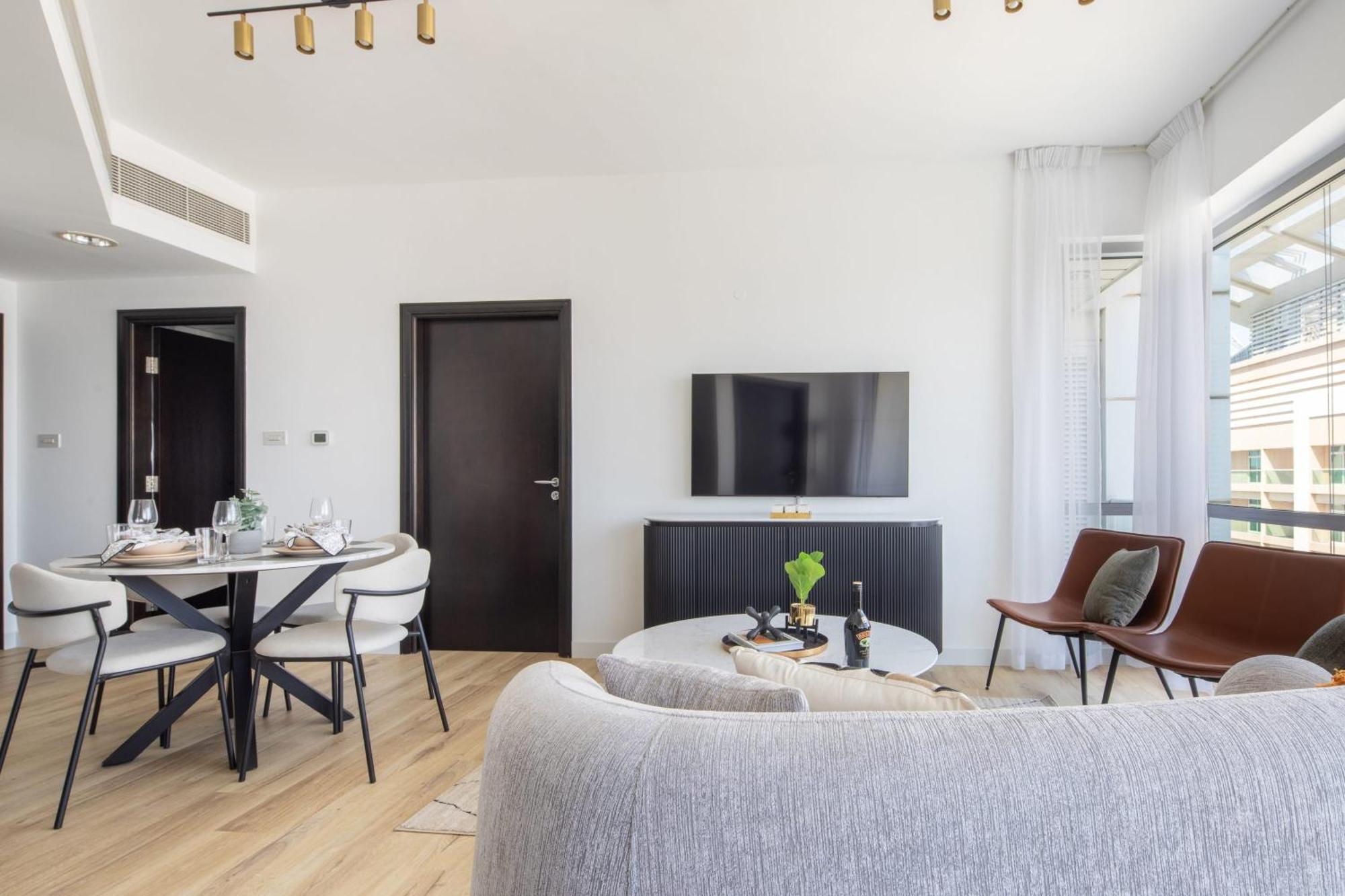 Frank Porter - La Riviera Tower Apartment *