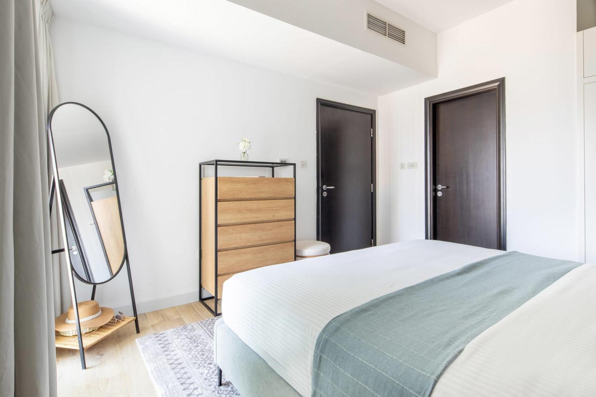 Frank Porter - La Riviera Tower Apartment