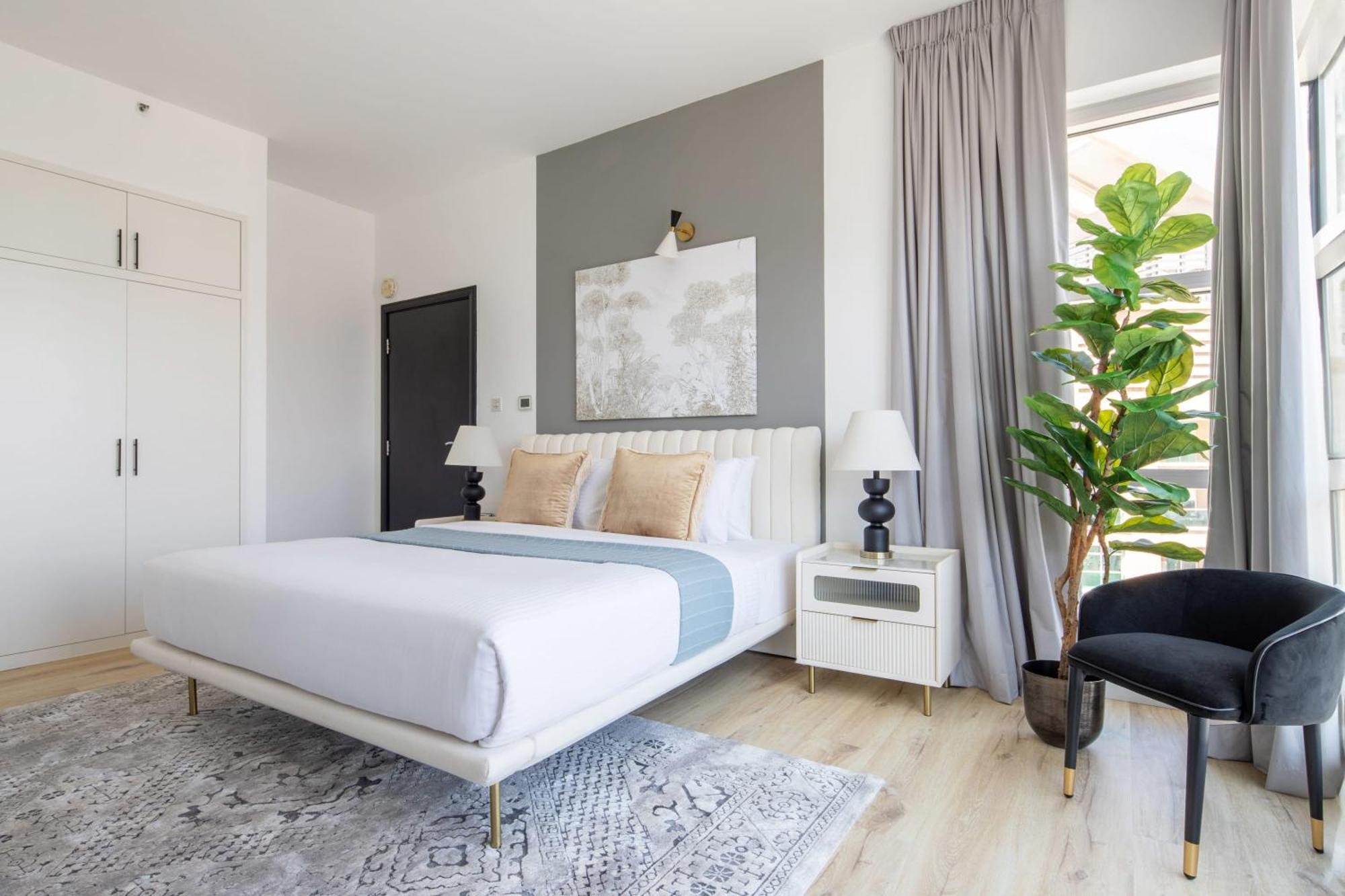 Frank Porter - La Riviera Tower Apartment *