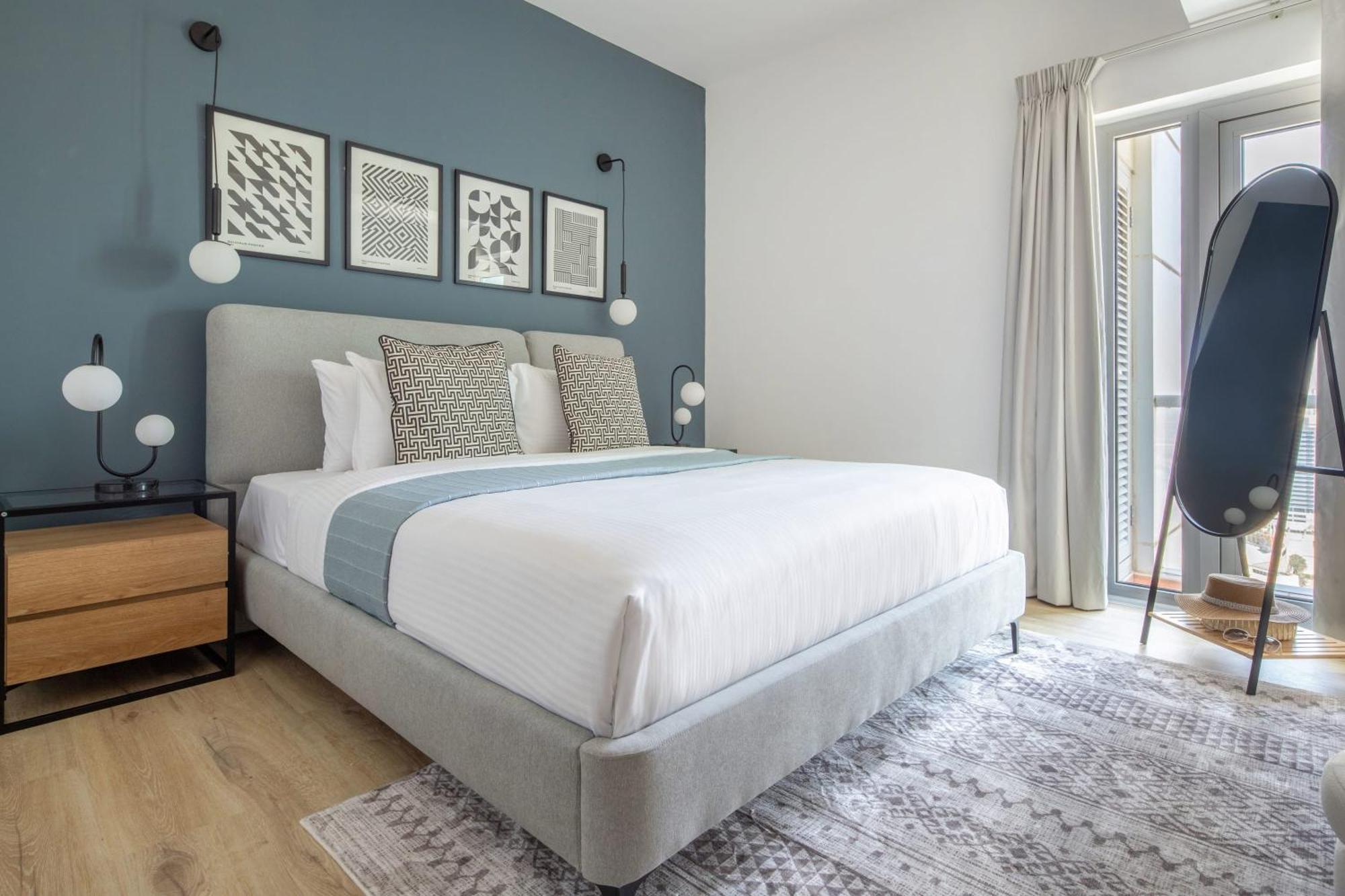 Frank Porter - La Riviera Tower Apartment *