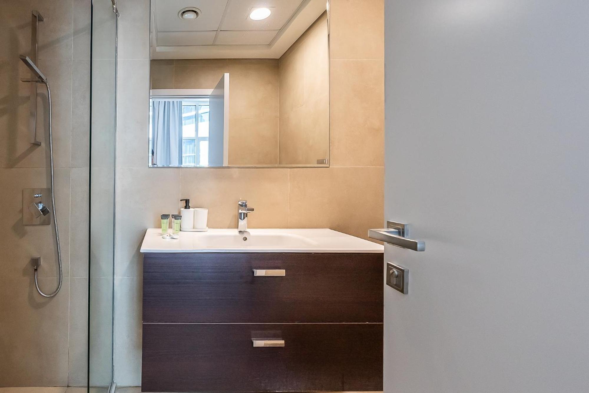 Apartment Spacious With Maid In Marina I Marina Arcade *