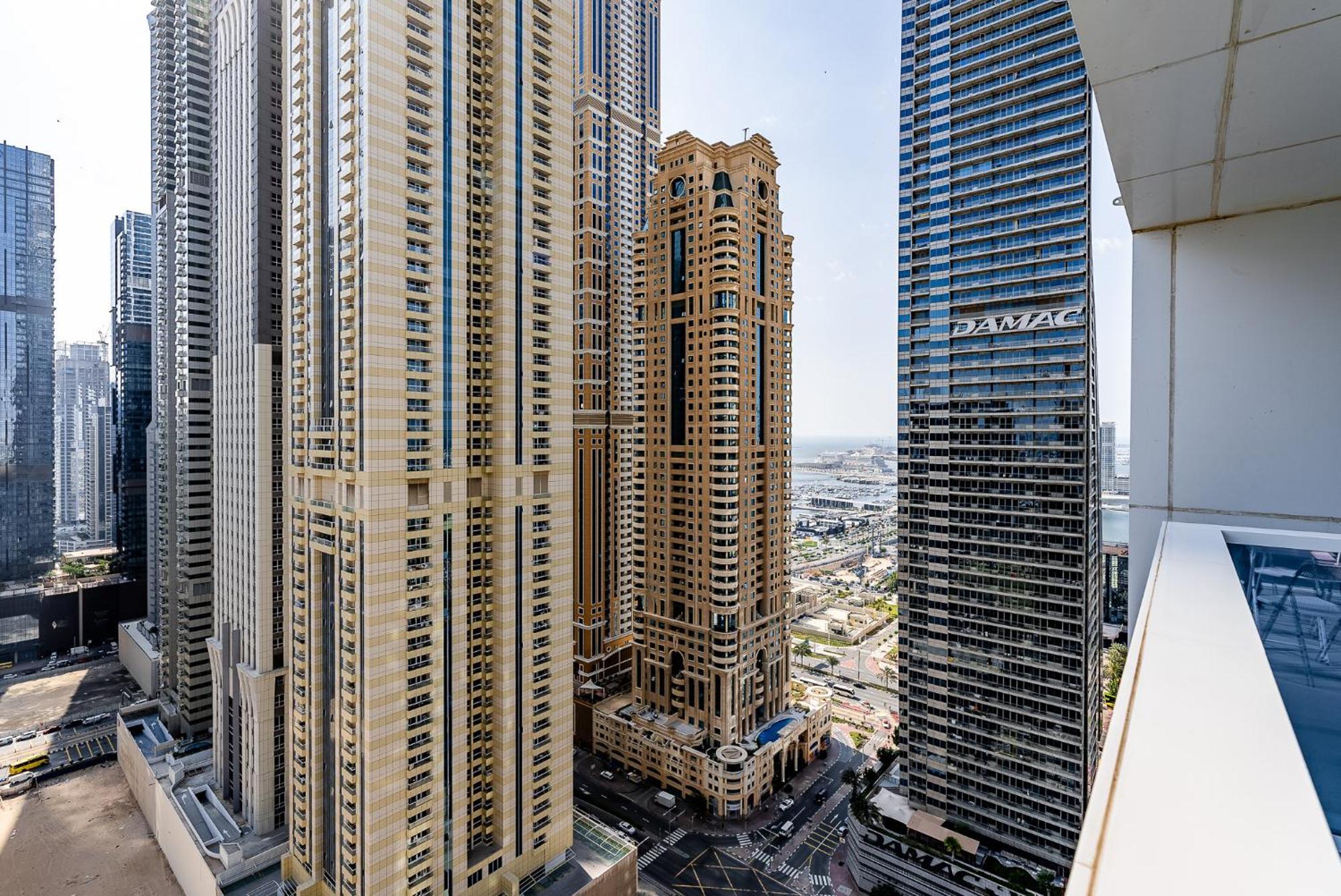 Apartment Spacious With Maid In Marina I Marina Arcade Dubai
