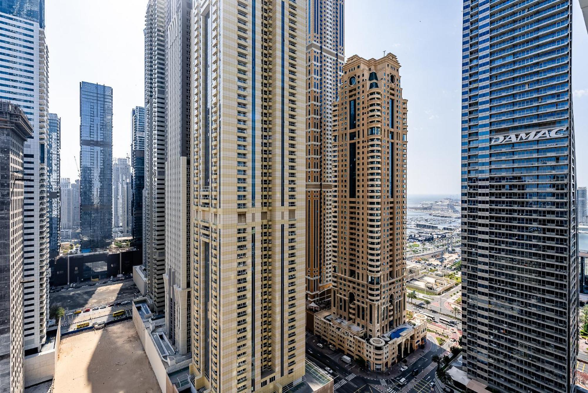 Spacious With Maid In Marina I Marina Arcade Apartment