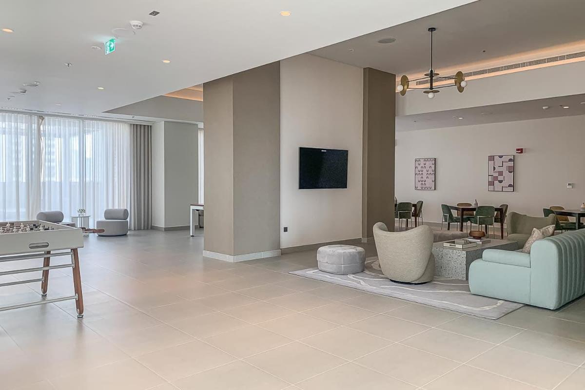 Frank Porter - Tower 2 Apartment *