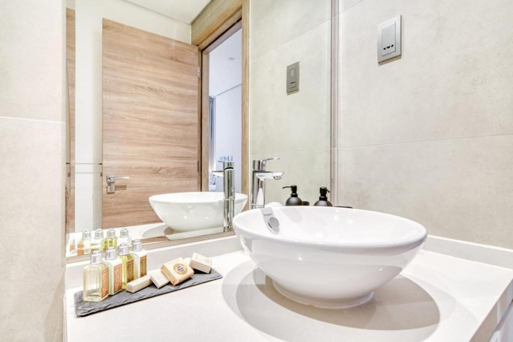 Apartment Bright With Mesmerizing Canal And View Dubai
