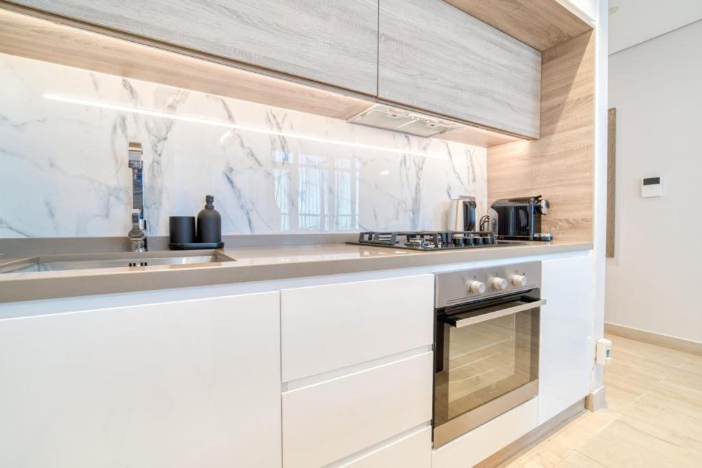 Bright With Mesmerizing Canal And View Apartment Dubai