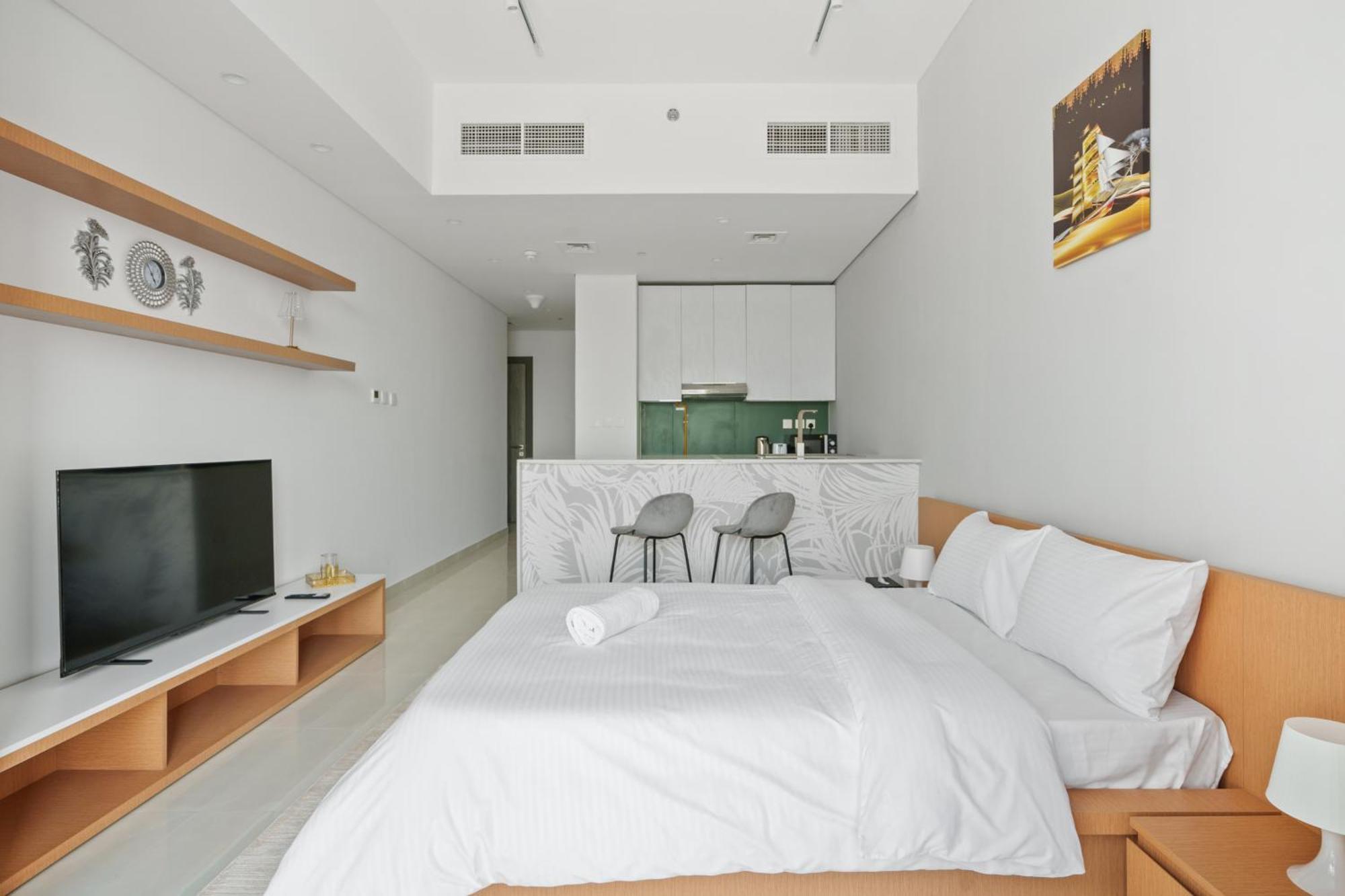 Apartment Cozy With Modern Amenities In Dubailand Dubai