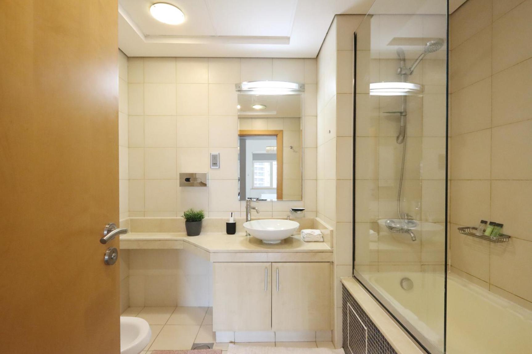 Spacious 1 Bedroom In Shoreline Near Palm Mall Apartment *