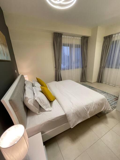Apartment Cozy 3br With Maid's *