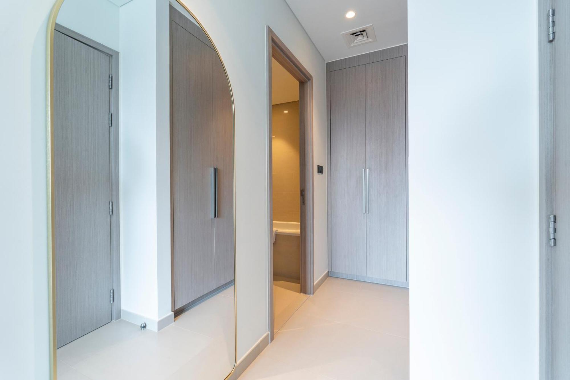 Apartment Chic Lux 2br I High Floor L By Burj Khalifa & Mall I Pool L Gym Dubai