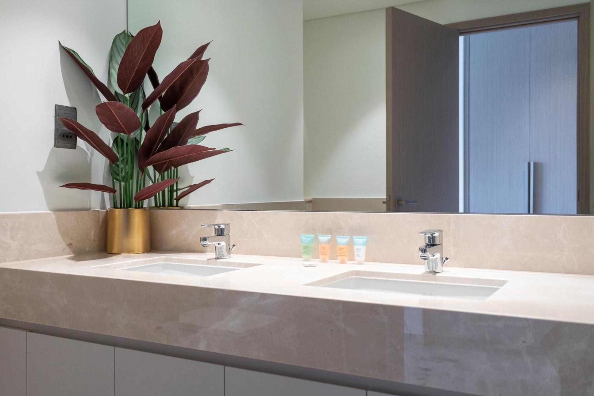 Chic Lux 2br I High Floor L By Burj Khalifa & Mall I Pool L Gym Dubai
