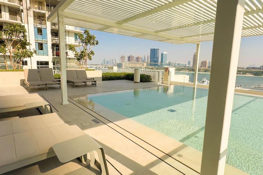 Beachfront Bliss - With Pool And Premium Amenities By Aya Boutique Dubai